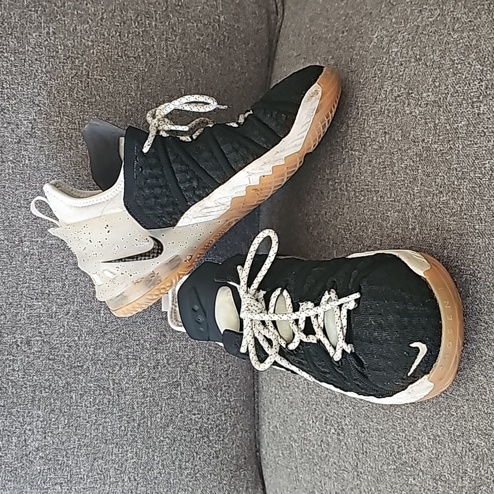 ❤️NIKE LABRON 18 XVII Black and White Size 4.5 Youth